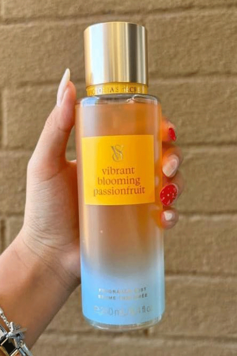 Parfémový telový sprej Victoria`s Secret Vibrant Blooming Passionfruit 250 mlIVET.EU - Štýlové oblečenie