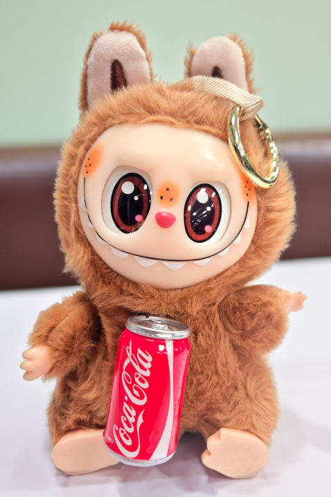 Αξεσουάρ τσάντας LABUBU COCA COLA BROWN, Χρώμα: καφέ, IVET.EU - Εκπτώσεις έως -80%