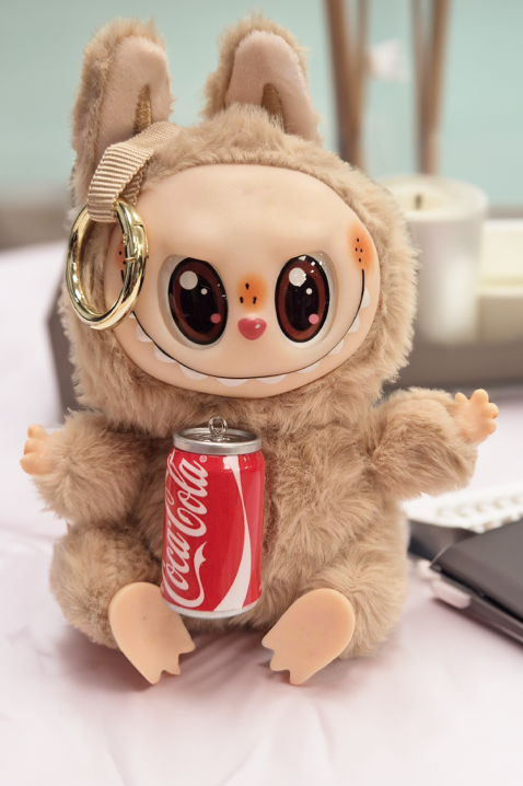 Αξεσουάρ για τσάντα LABUBU COCA COLA BEIGE, Χρώμα: μπεζ, IVET.EU - Εκπτώσεις έως -80%