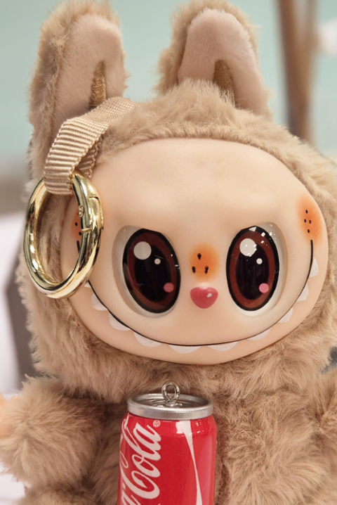 Αξεσουάρ για τσάντα LABUBU COCA COLA BEIGE, Χρώμα: μπεζ, IVET.EU - Εκπτώσεις έως -80%