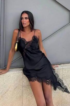 ασύμμετρη, απαλή τουνίκ με δαντέλα και σκίσιμο VELIMIRA BLACK